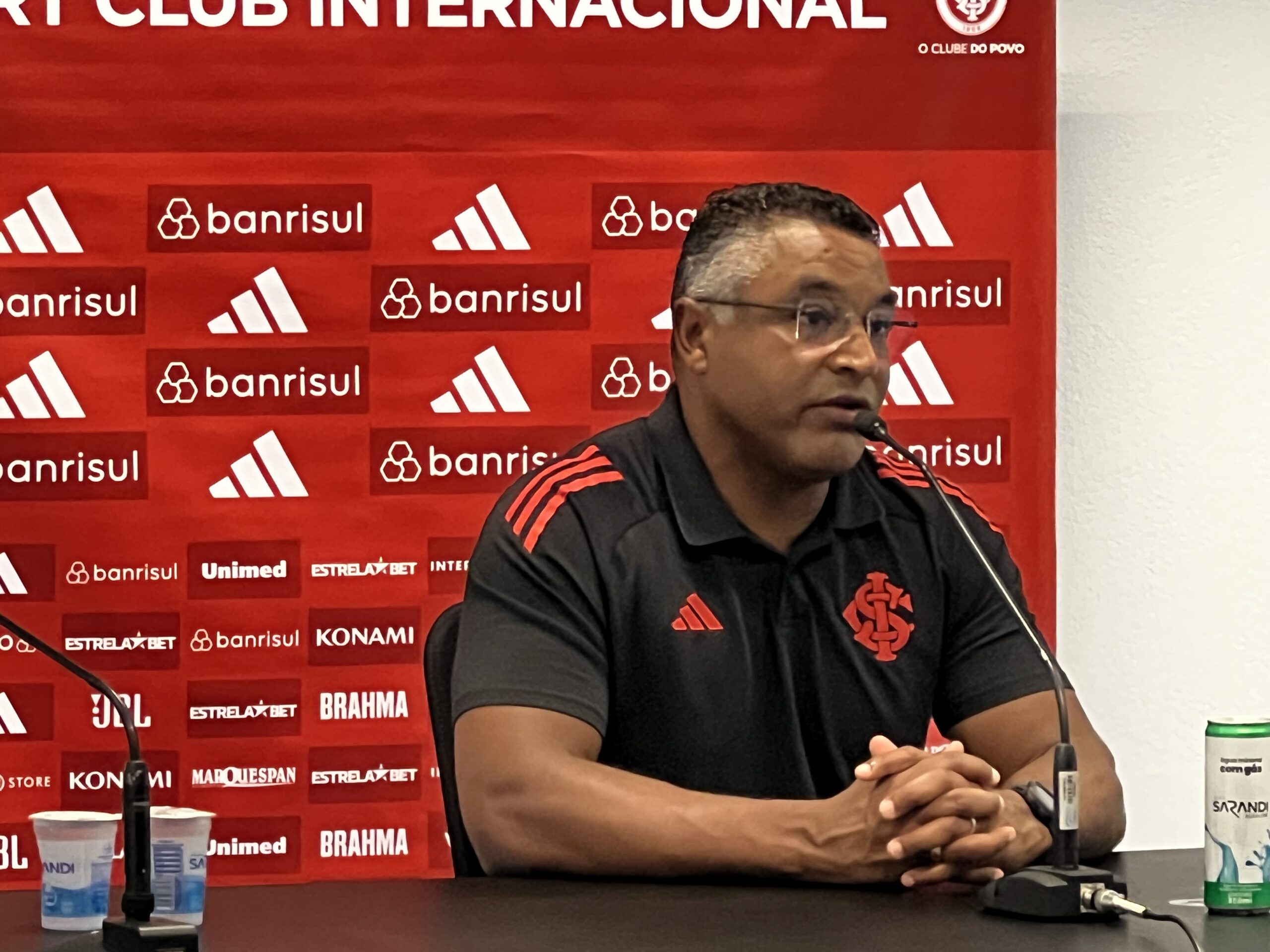 Roger Machado critica arbitragem e regra de expulsão: “Falência da capacidade da arbitragem”