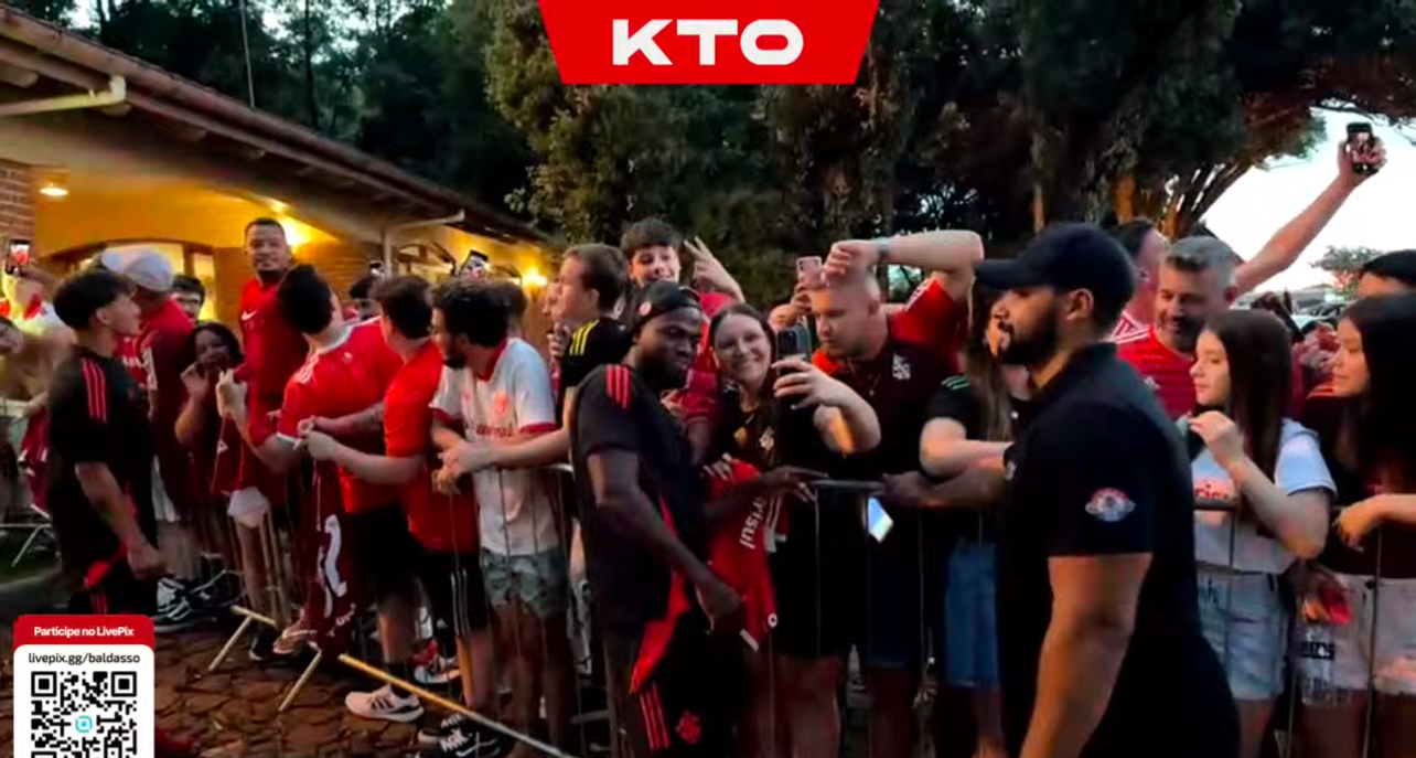 Jogadores do Inter tem grande atitude na chegada em Ijuí; veja imagens: