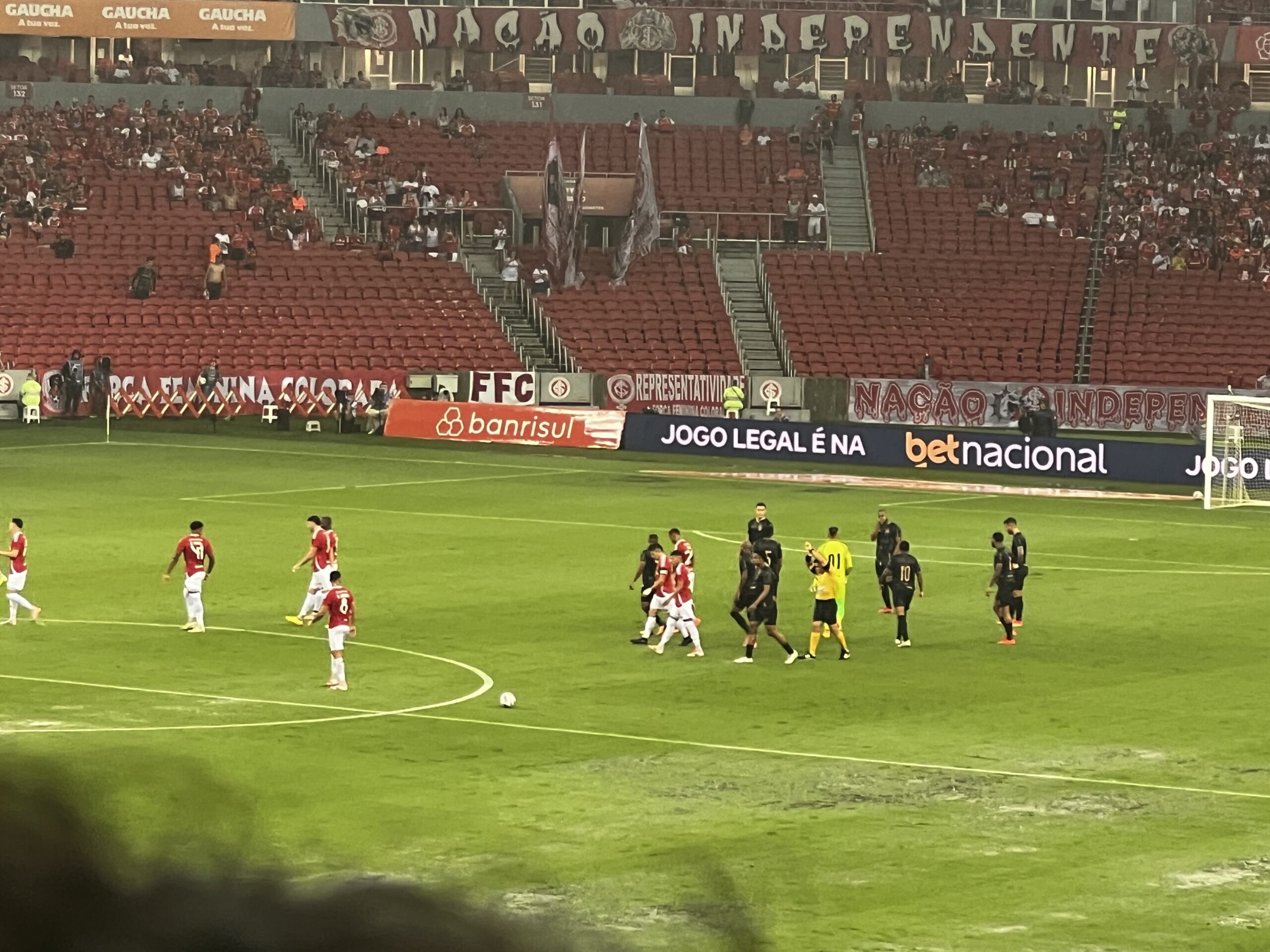 Chuva forte paralisa jogo entre Inter e Monsoon no Beira-Rio