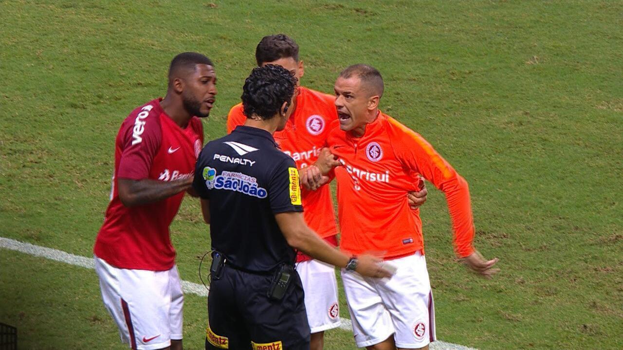 Árbitro de vídeo do GreNal 444, Daniel Nobre Bins defende decisões e diz ter respaldo da FGF