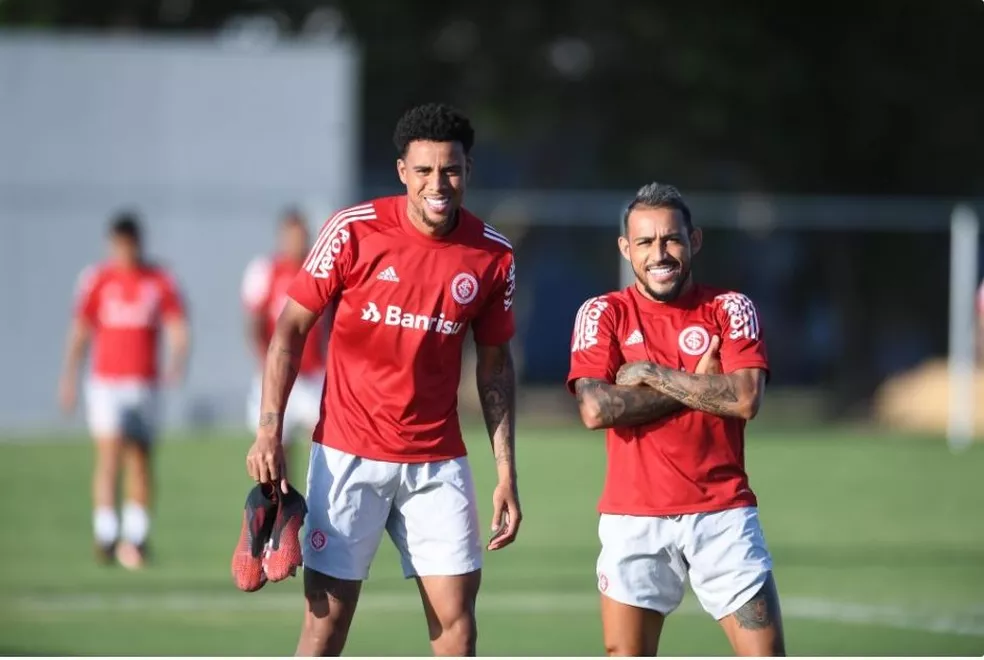 Ex-Inter marca dois gols em estreia na China