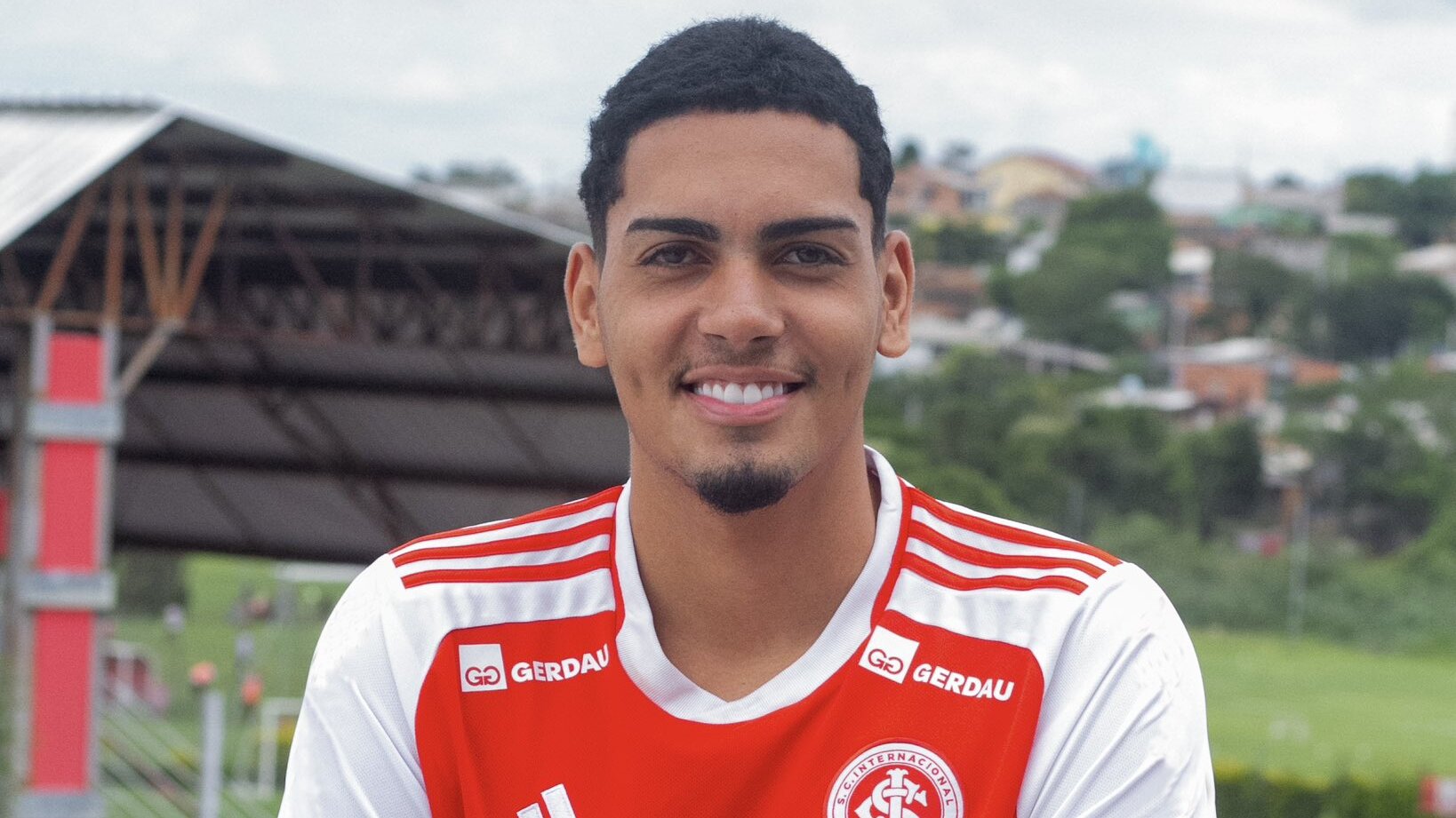 Inter anuncia contratação de zagueiro de 18 anos