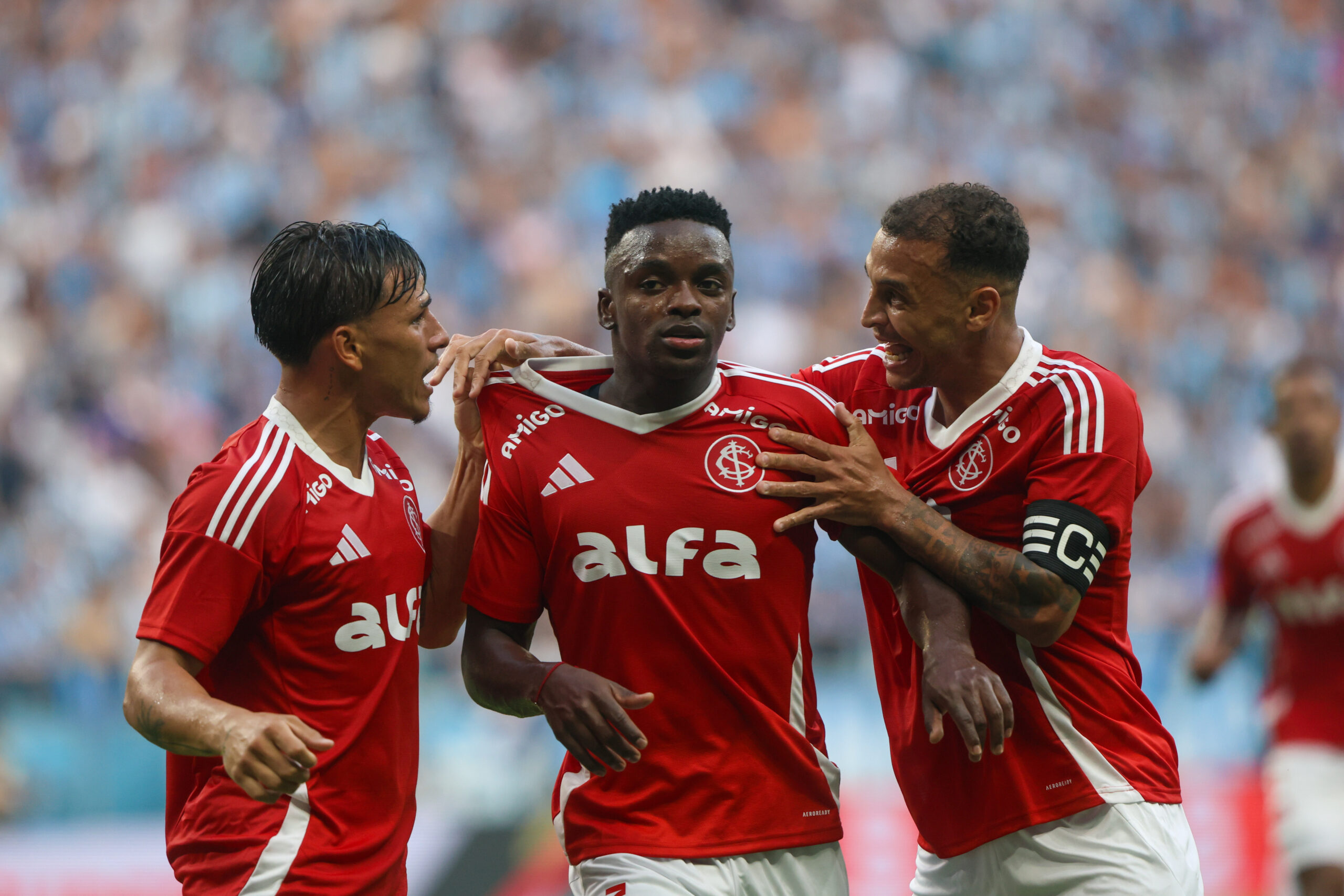 Roger destaca trabalho diário em finalizações após vitória no Gre-Nal