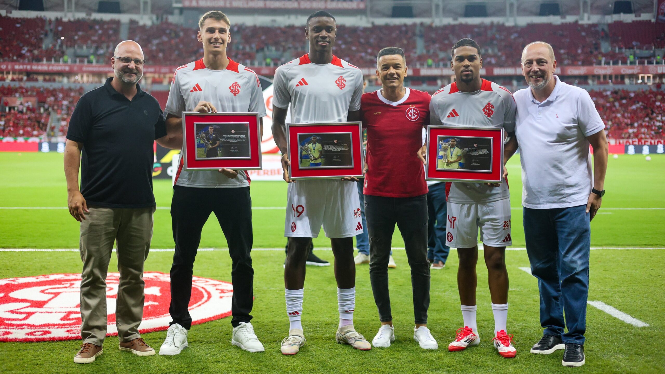 A homenagem feita pelo Inter para três jogadores na partida contra o Caxias