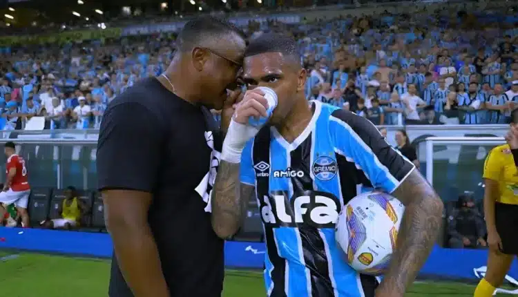 Cochicho misterioso? Roger Machado conversa com jogador do Grêmio e gera polêmica no Gre-Nal 445