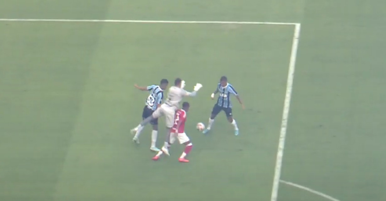 Polêmica no Gre-Nal! Inter solicita áudio do VAR em lance de possível pênalti sobre Vitinho