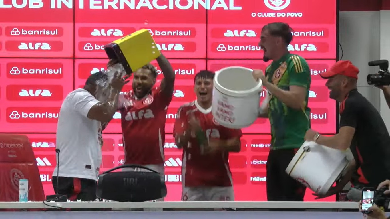 Confira o momento em que Roger Machado recebe “banho de gelo” na coletiva