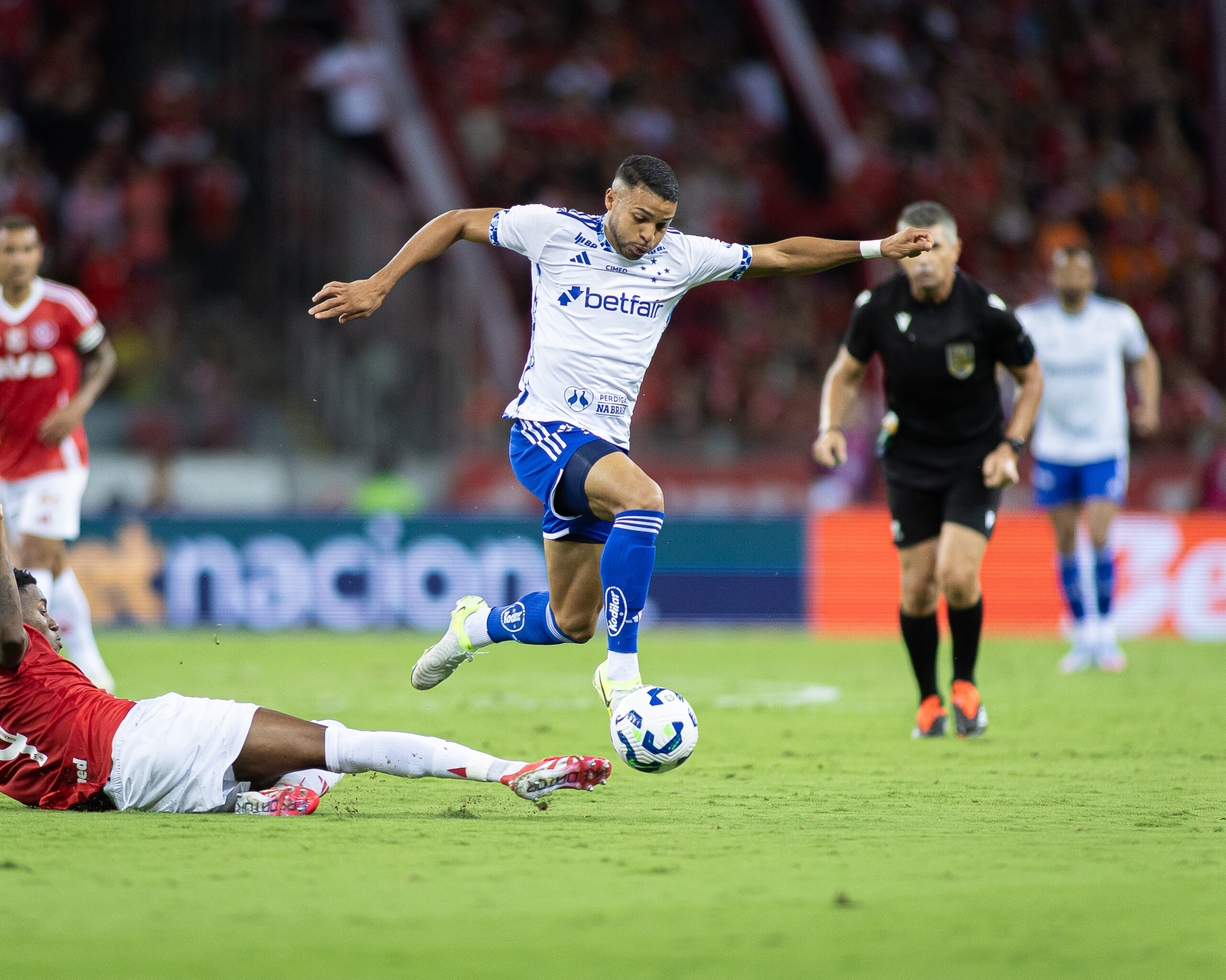 Após goleada sofrida para o Inter, Cruzeiro entra em crise e críticas de Pedrinho causam mal-estar interno