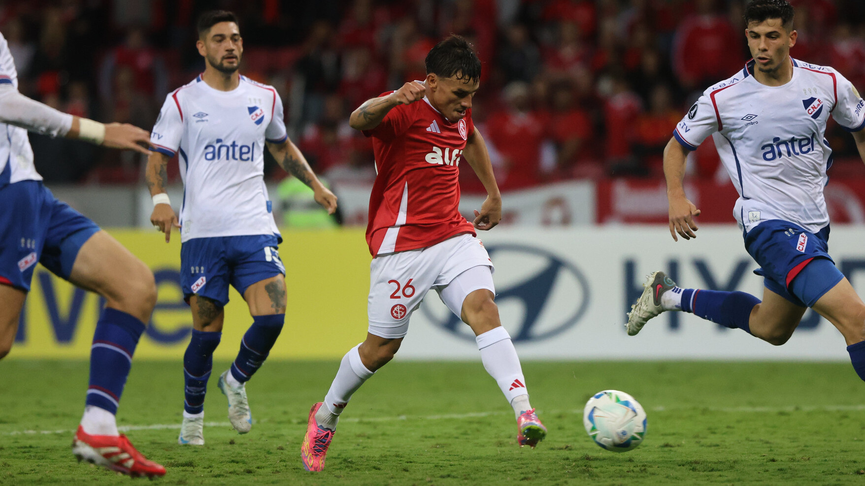 Bernabei na mira da Europa: Clube espanhol envia olheiros ao Beira-Rio e pode avançar por titular do Inter