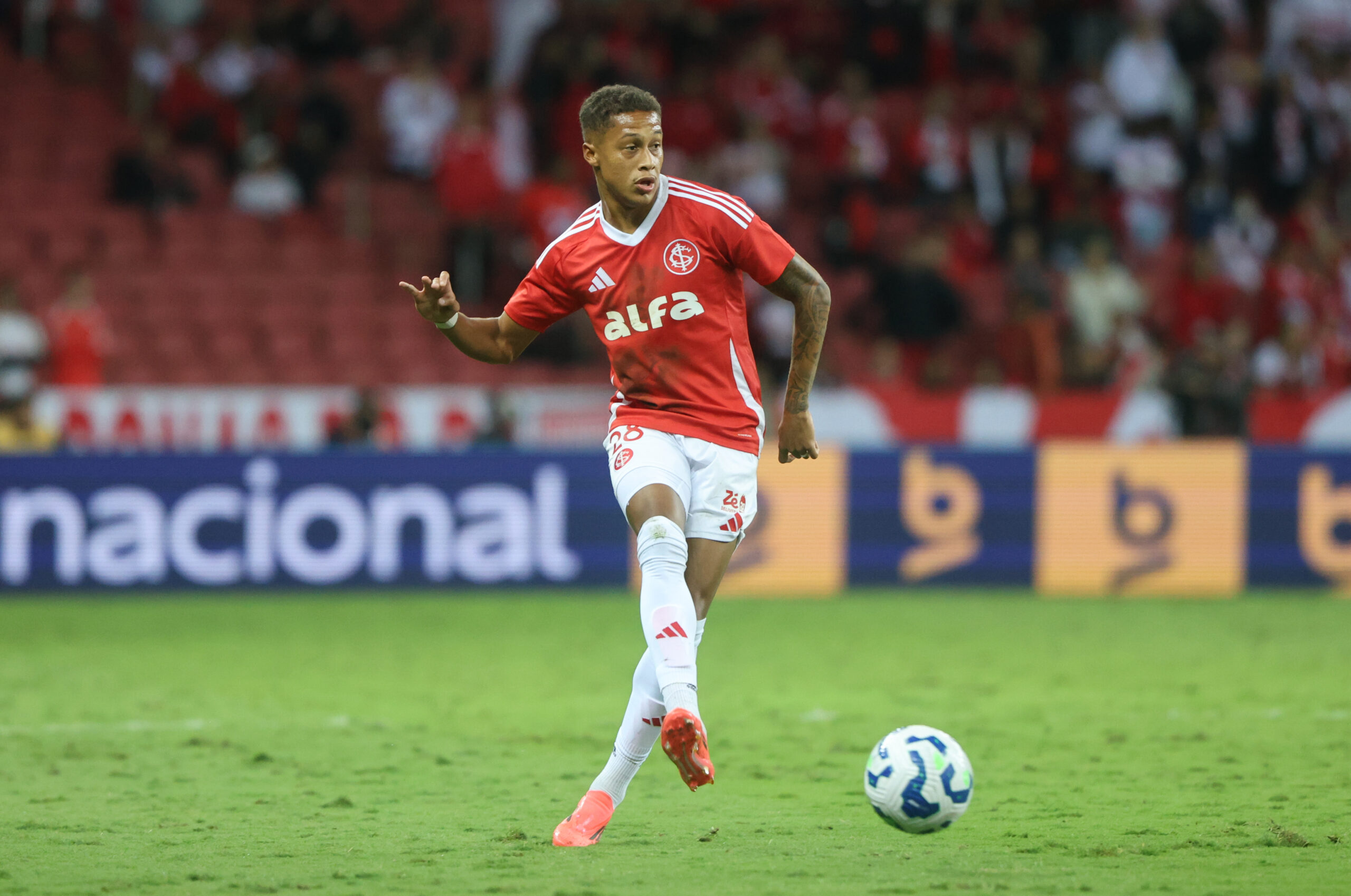 Péssima notícia para o Inter: Vitinho sofre fratura na mão e vai passar por cirurgia