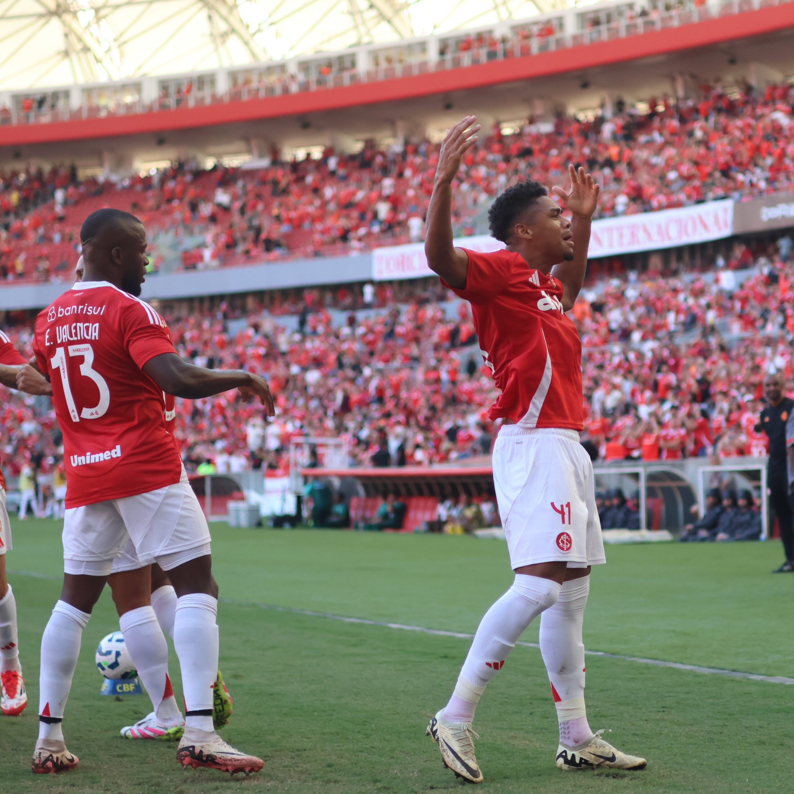 Gigante na zaga! Victor Gabriel é o melhor em campo na vitória suada do Inter; veja os números: