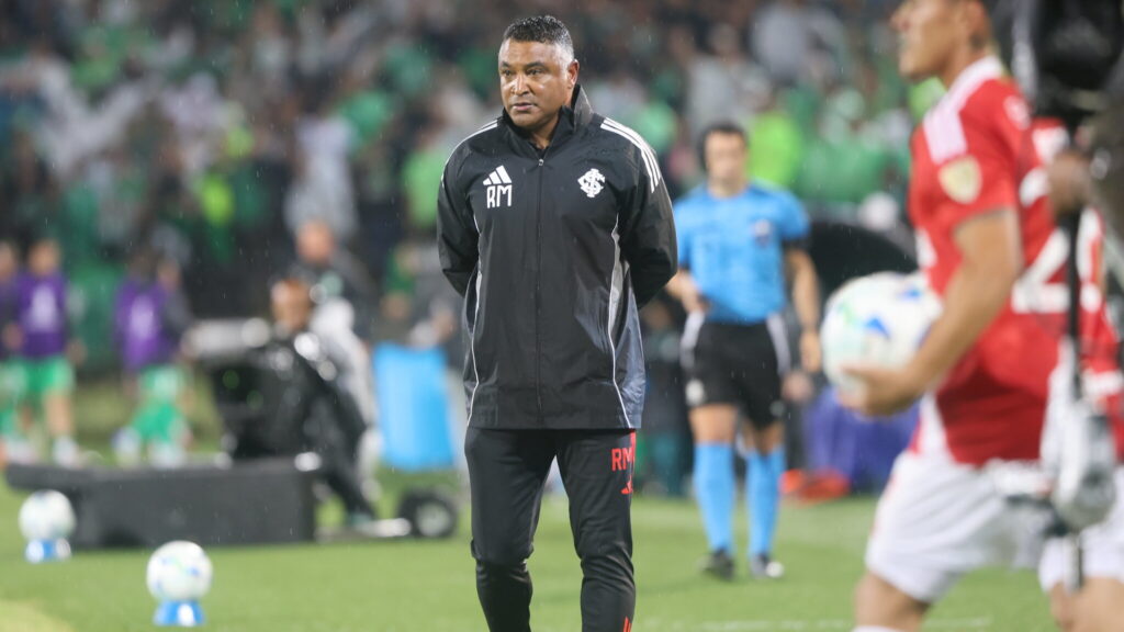 Surpresa na escalação! Roger aposta em Ricardo Mathias e mantém esquema com três volantes contra o Nacional pela Libertadores