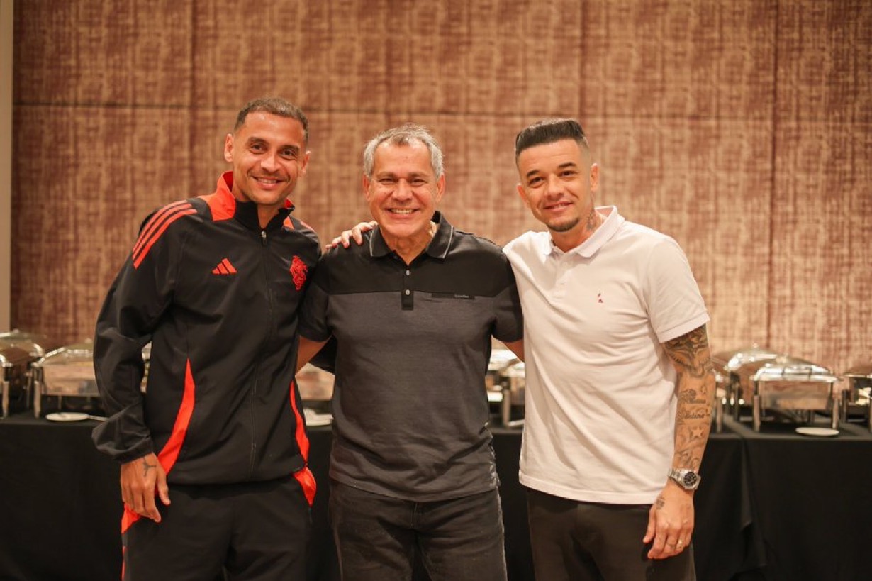 Com ídolo na recepção e clima de decisão, Inter desembarca no Uruguai para duelo chave na Libertadores