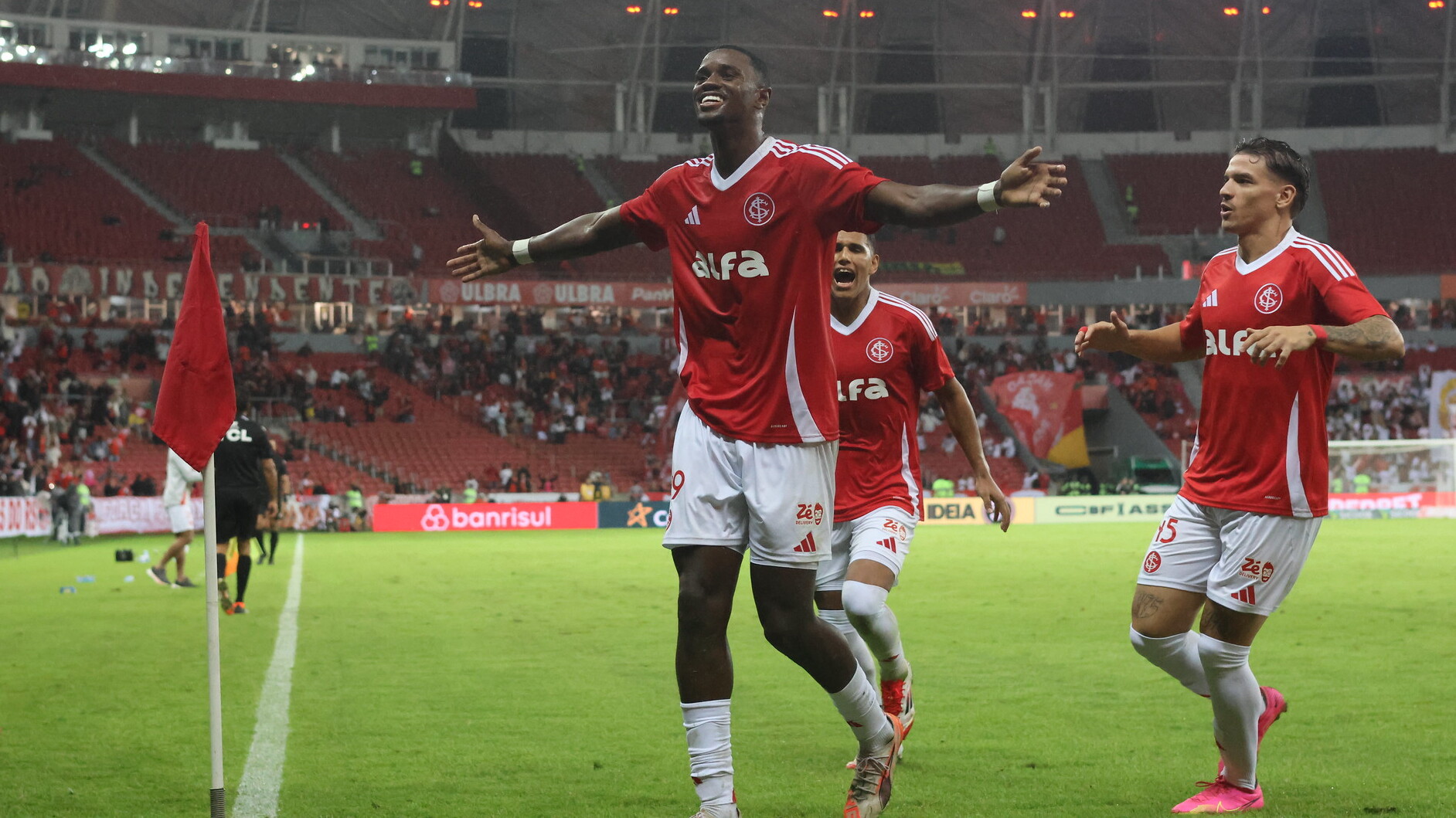 Comentarista afirma que Roger Machado prepara “vestibular” no ataque do Inter; entenda