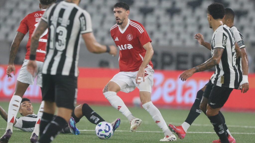 Uma novidade visando o futuro do zagueiro Agustín Rogel