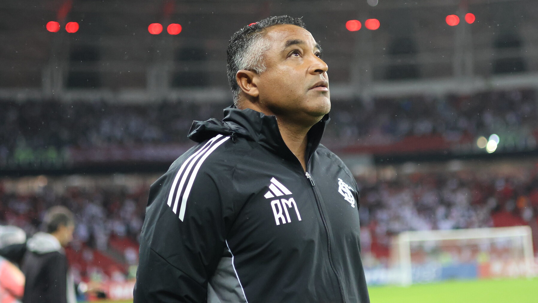 Fechou maio! Inter encerra mês turbulento com classificação na Libertadores e alívio para Roger Machado