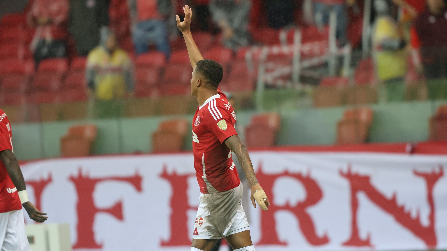 A situação de Vitinho visando a permanência no Inter