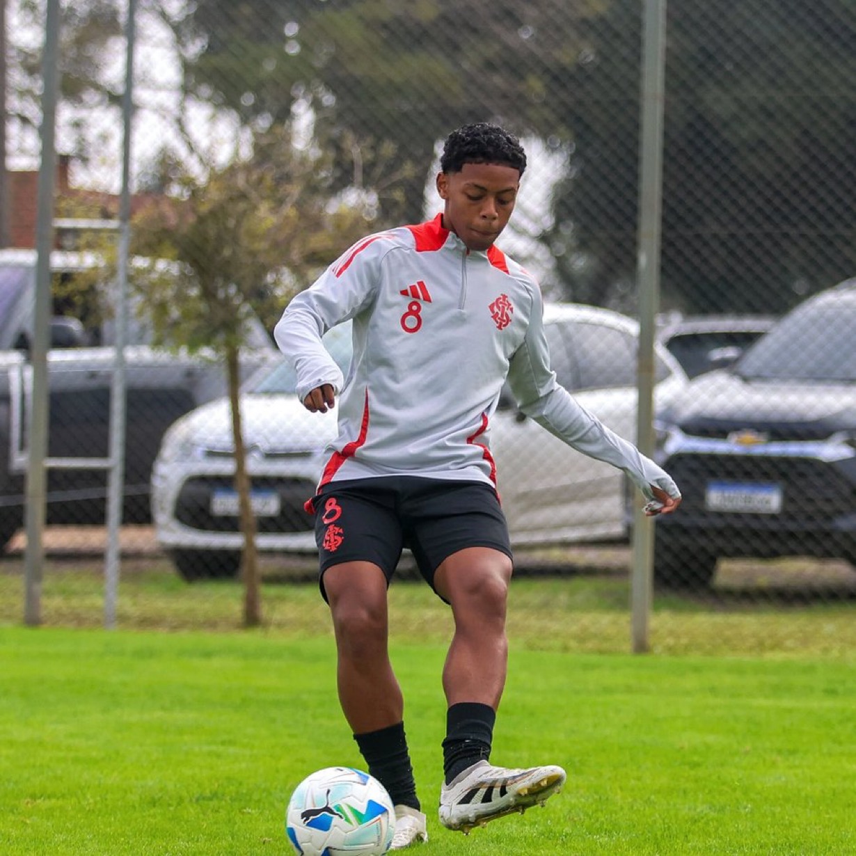 O jogador da base que vem treinando no profissional com Roger Machado