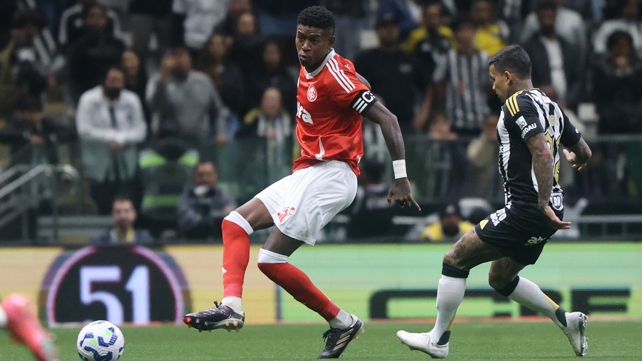 Vitão lamenta gol contra e manda recado sobre a situação do Inter no Brasileirão