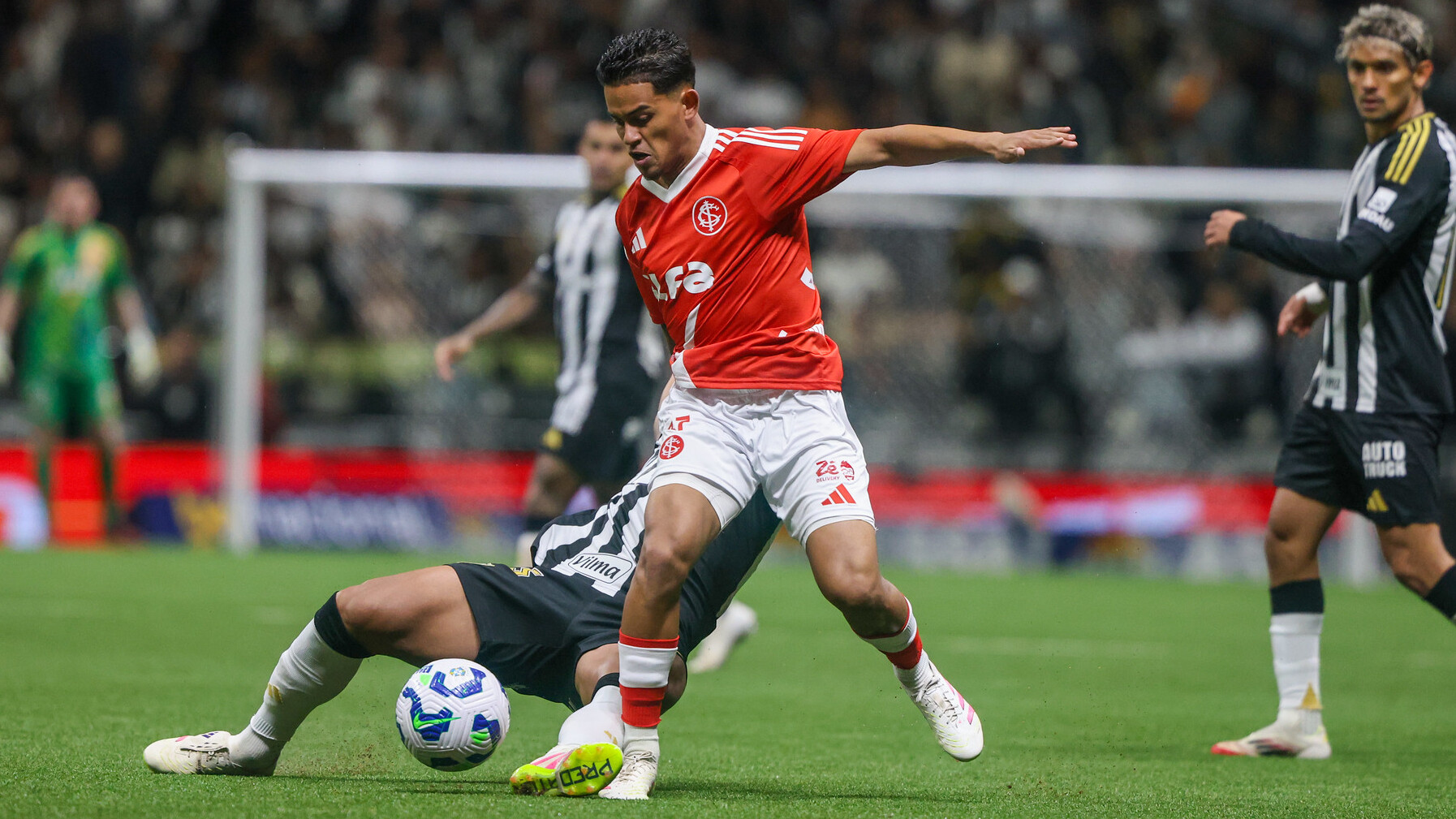 Inter toma importante decisão sobre Yago Noal e Luis Otávio