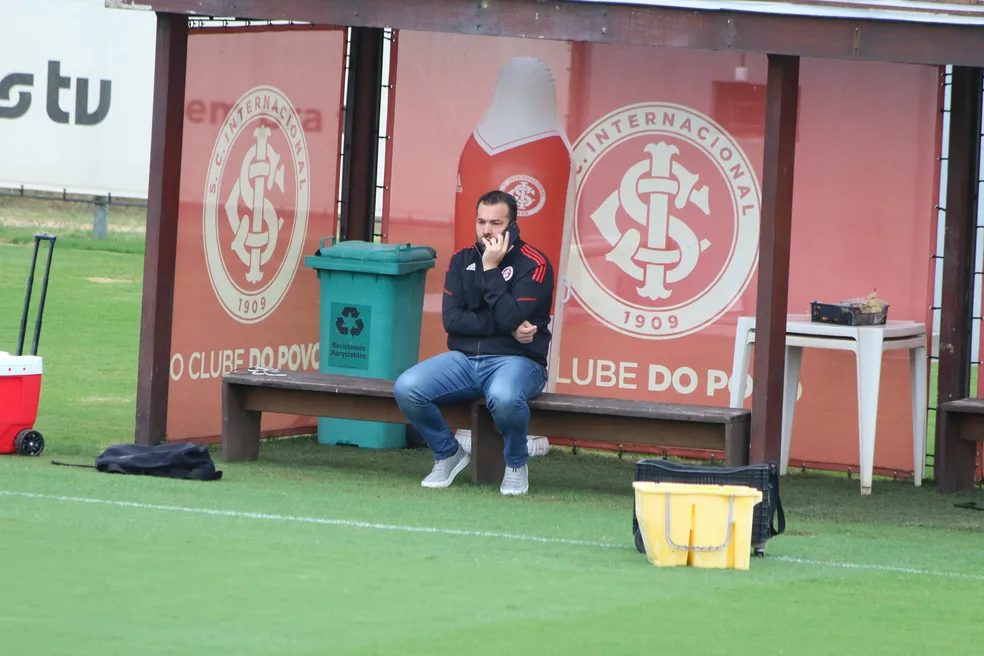 Ex-dirigente do Inter abre o jogo sobre reforçar grande rival colorado com zagueiro
