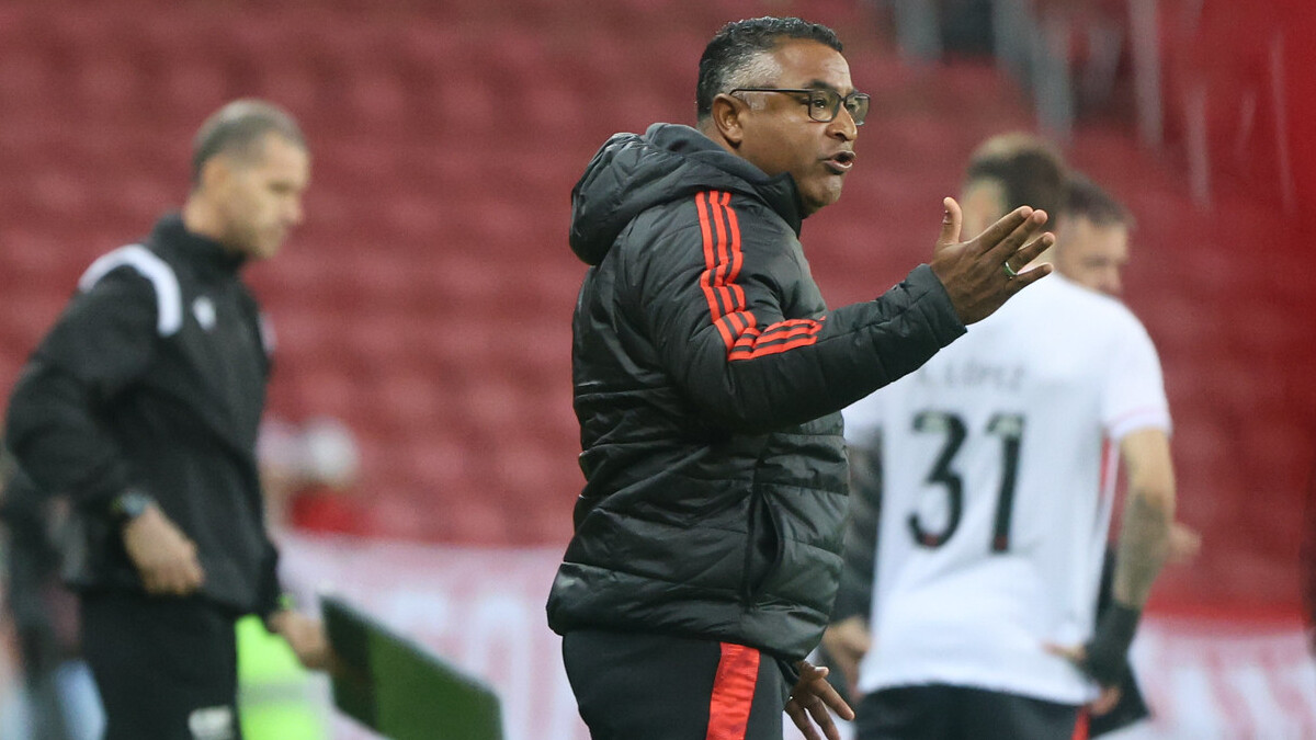 Roger Machado avalia vitória do Inter e explica escalação de Victor Gabriel como lateral