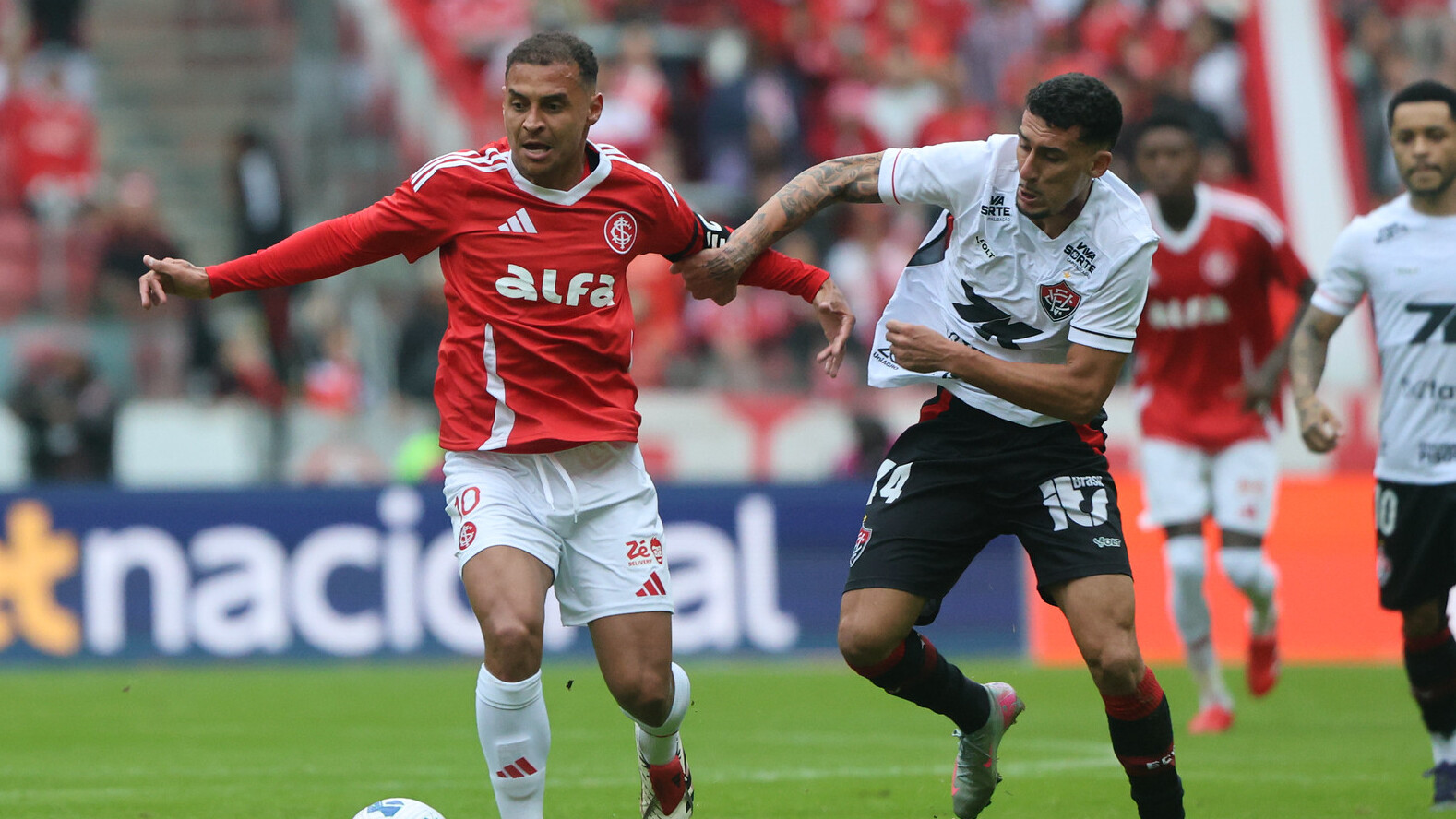 Bruno Tabata marca nos acréscimos, Inter bate o Vitória e deixa a zona de rebaixamento