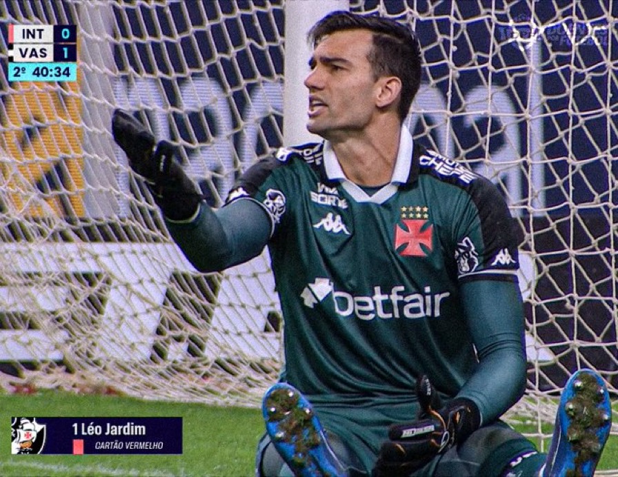 Vasco revela lesão de Léo Jardim após expulsão por “cera” contra o Inter