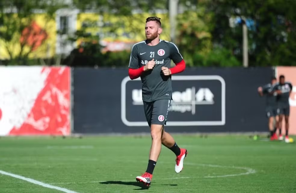 Repercute gol de ex-Inter na Champions League