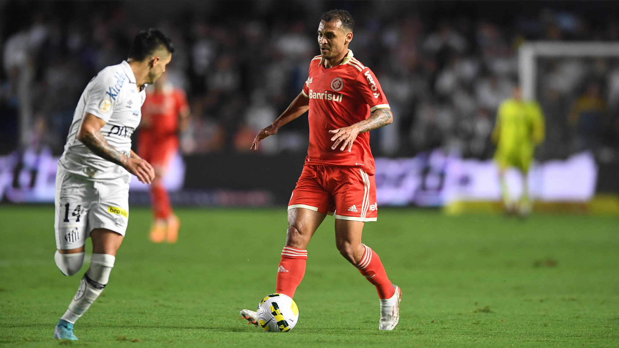 Saiba onde assistir a partida entre Santos e Inter pelo Brasileirão