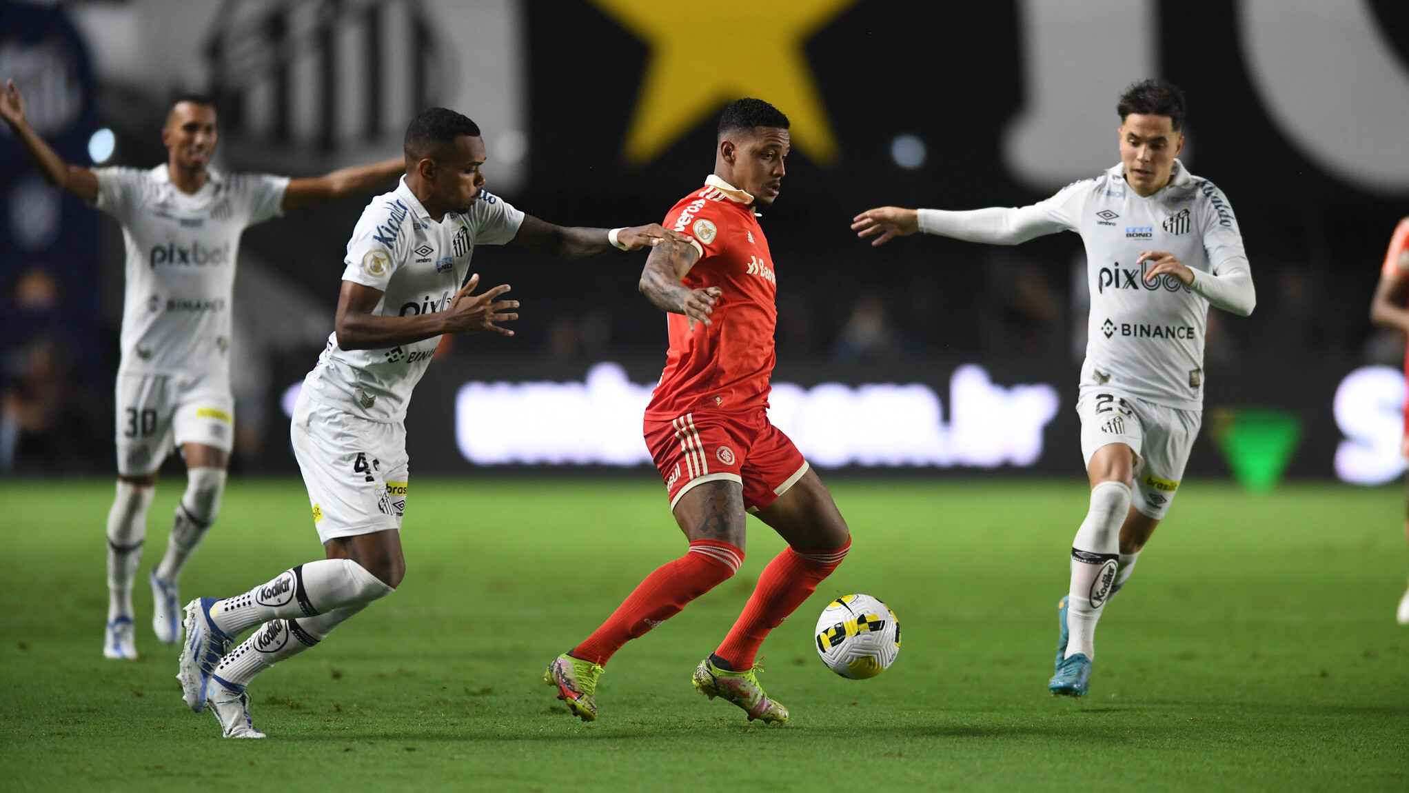 Tem favorito? Os palpites para a partida entre Santos e Inter
