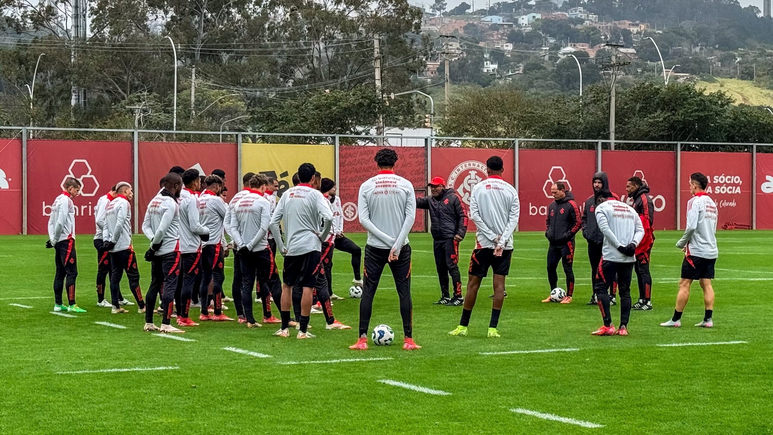 Sobre as ausências de dois titulares no último treino do Inter