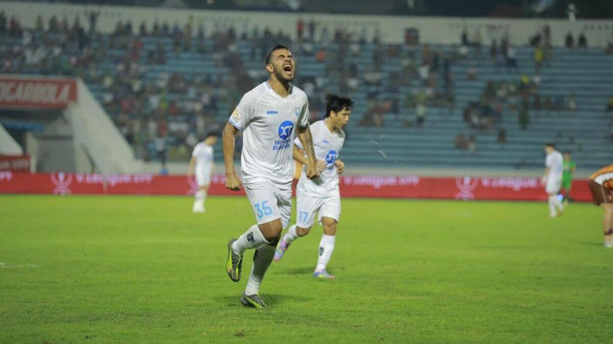 Ex-centroavante do Inter conquista título e celebra destaque no futebol asiático