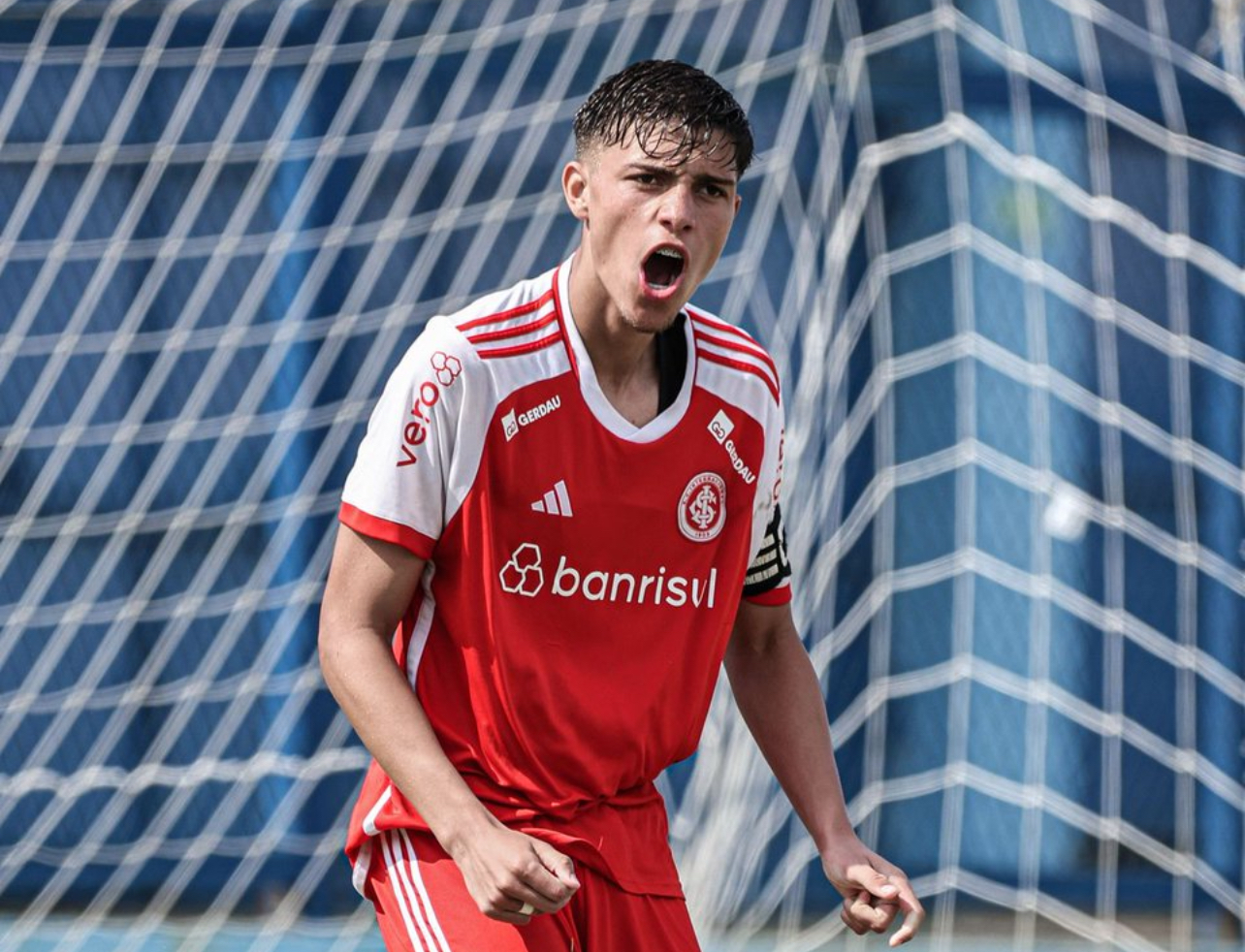 O zagueiro de 16 anos que vem treinando com o grupo profissional do Inter