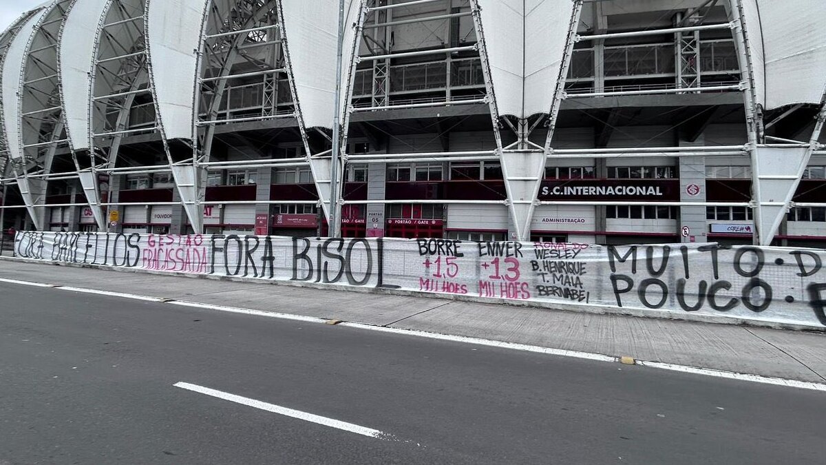 Faixa de protesto é colocada pela torcida em frente ao Beira-Rio