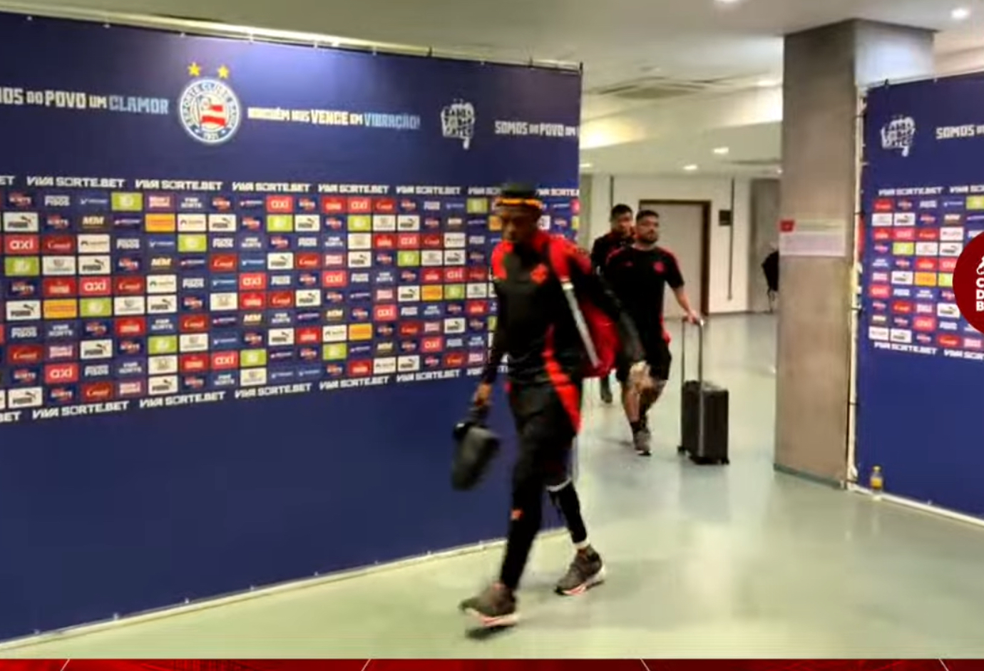Vitão tem suspeita de lesão ligamentar, diz repórter; torcida fica preocupada
