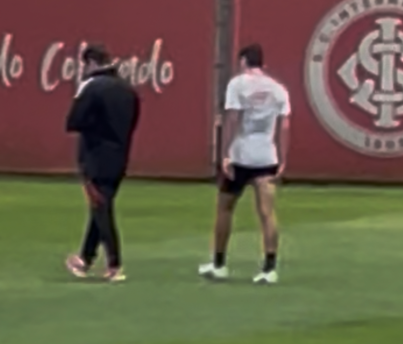 Após jogar 35 minutos contra o Sport, jogador volta a sentir e tem possível lesão