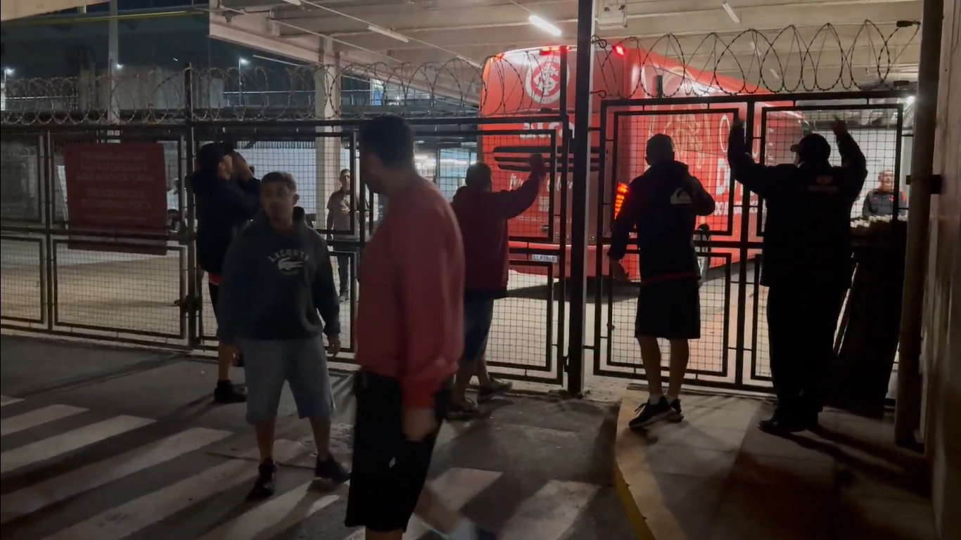 Chegada do Inter em Porto Alegre é marcada por protesto da torcida; saiba mais