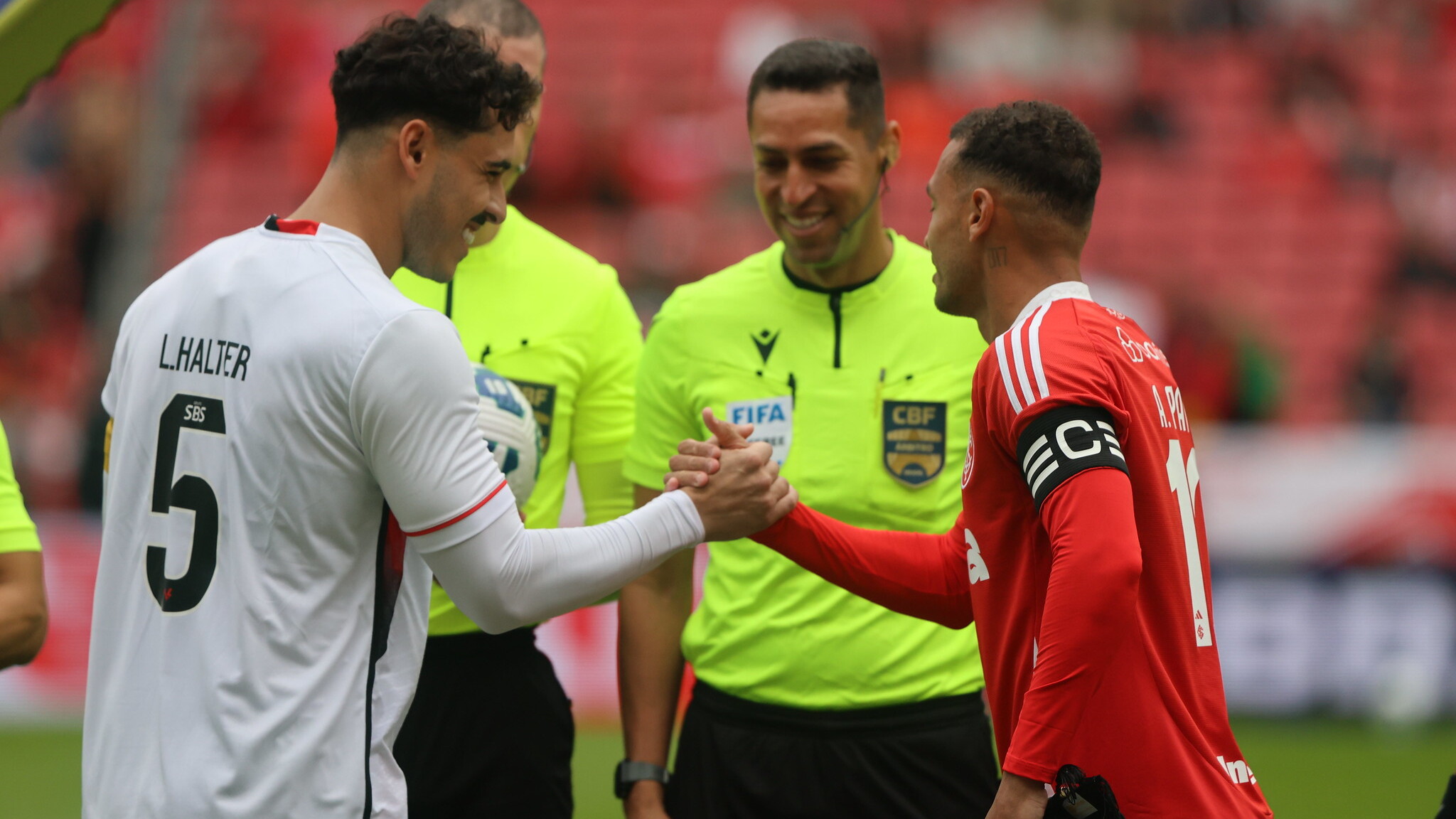 Tem favorito? Os palpites para o confronto entre Vitória e Inter