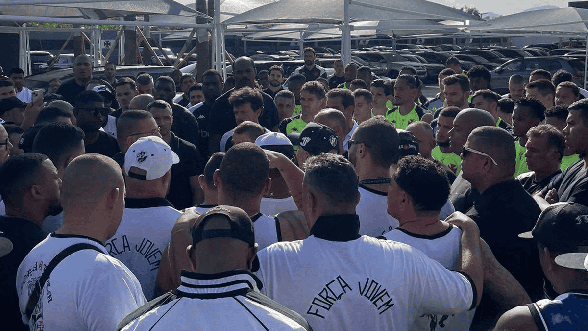 Antes de enfrentar o Inter, torcida do Vasco invade CT e tem reunião com jogadores; confira
