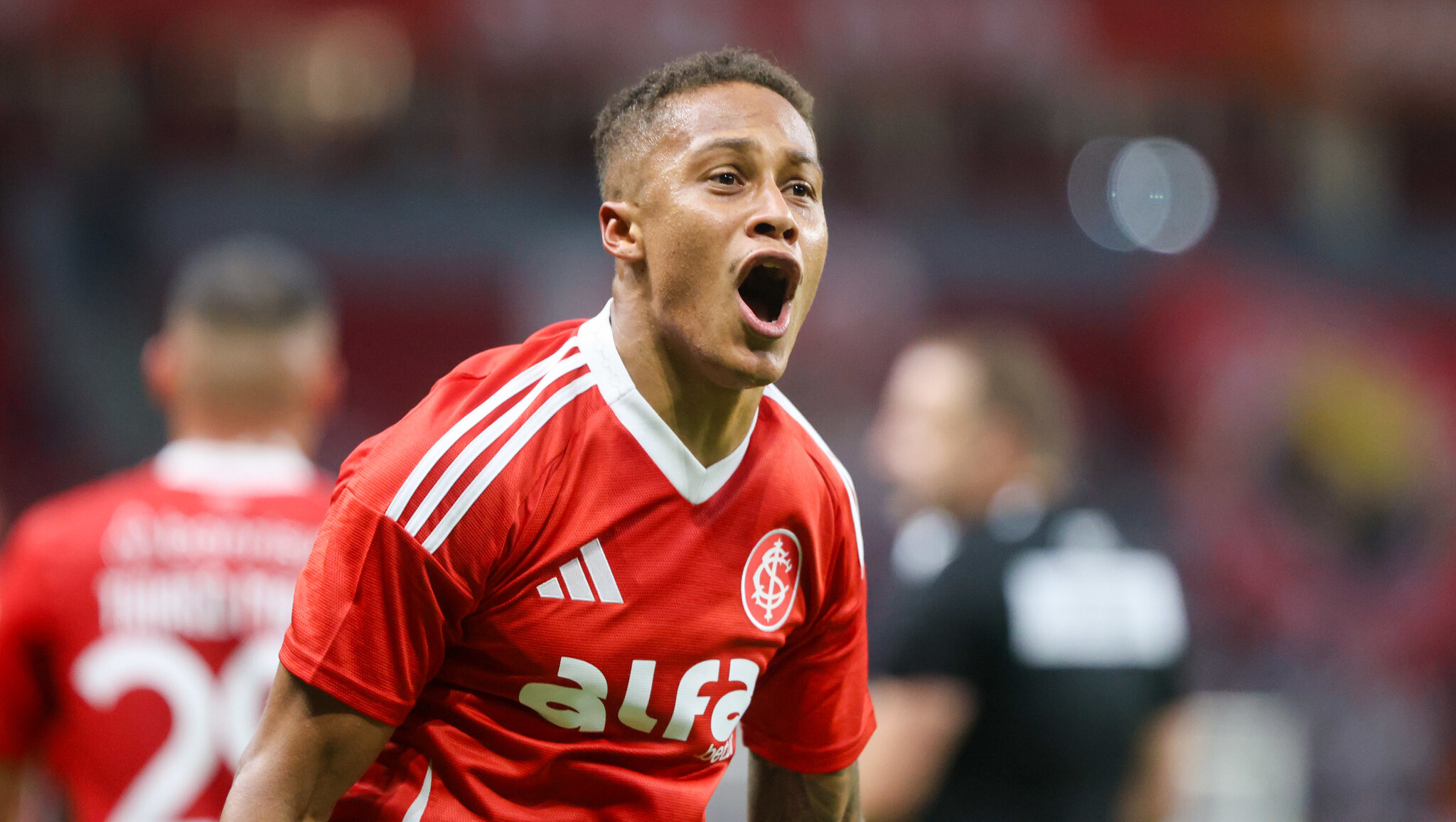 Santos prepara proposta por Vitinho, mas SAF deve entrar na disputa