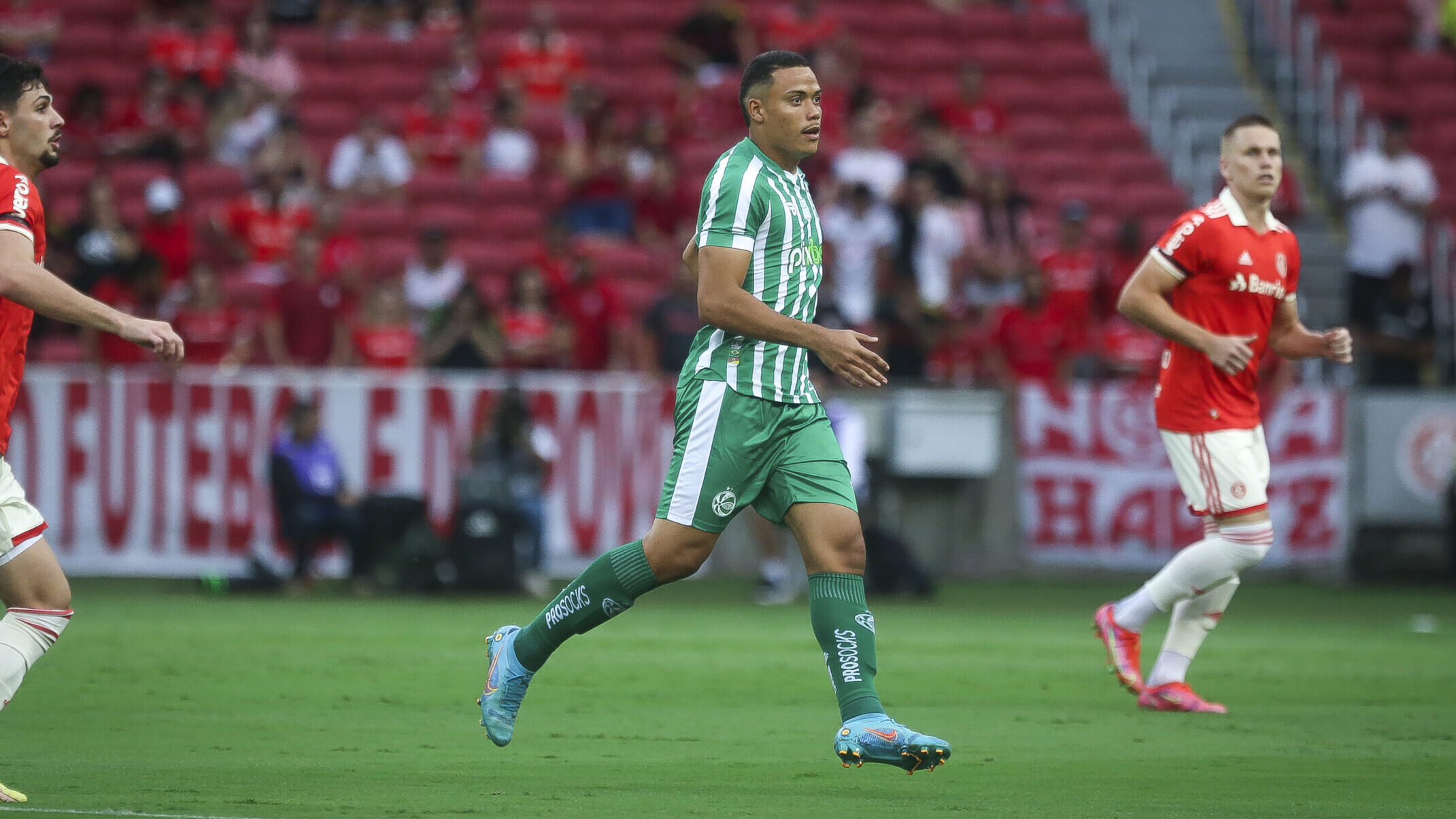 Inter oferece jogadores para contratar Luis Mandaca; Juventude responde