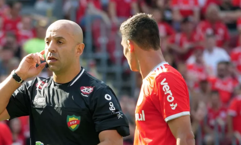 A polêmica arbitragem de Moonson x Internacional