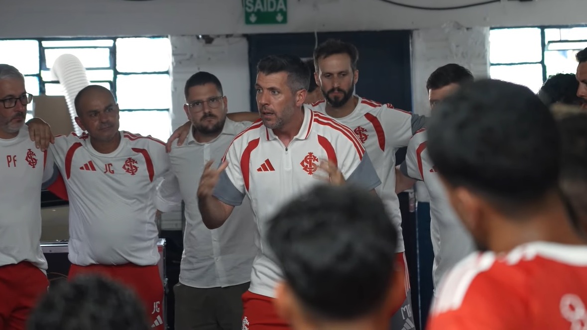 O discurso de Paulo Pezzolano no vestiário antes de estrear com vitória