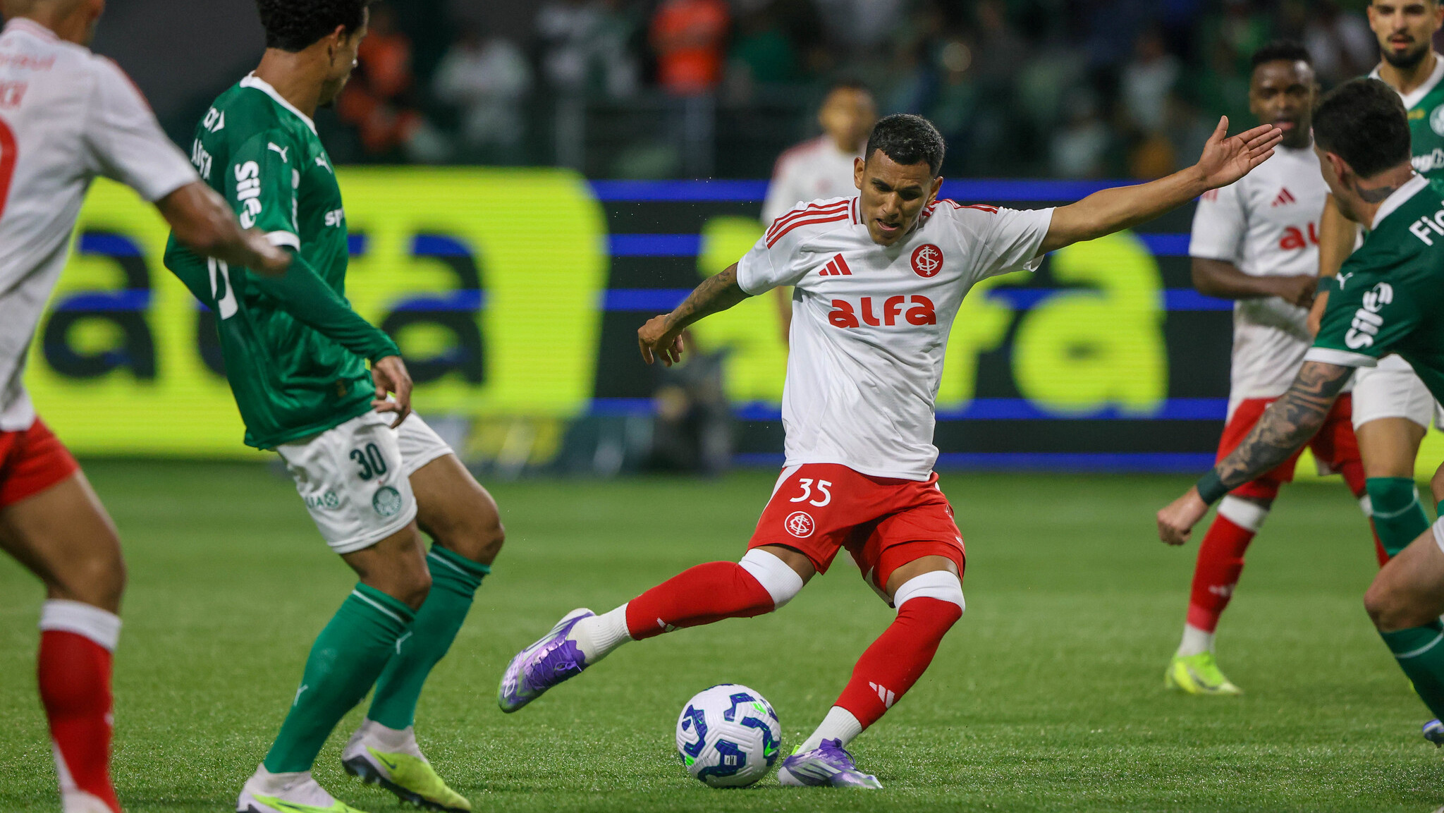 Tem favorito? Os palpites para o confronto entre Inter e Palmeiras
