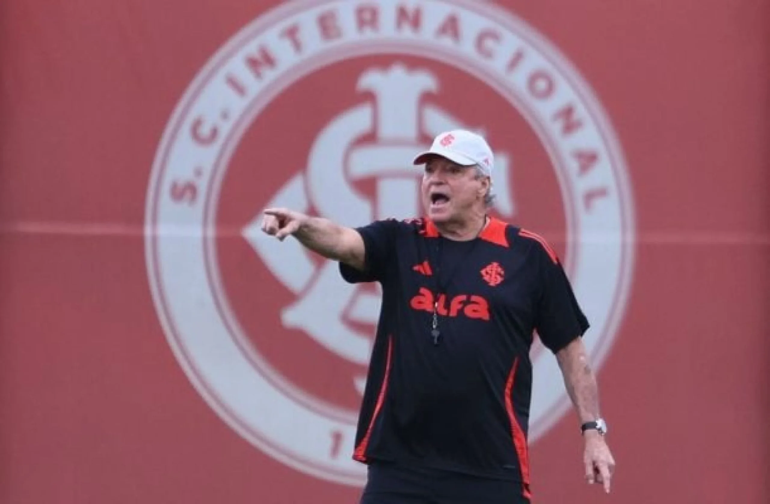 Além da suspensão, Abel Braga recebeu outra péssima notícia do STJD
