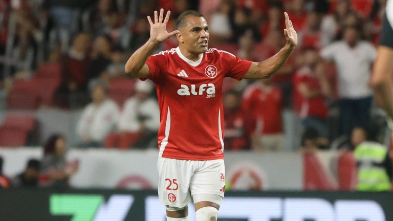 Gabriel Mercado direciona reclamação para uma pessoa após derrota do Inter no Gre-Nal