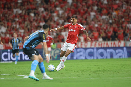 Inter não aproveita expulsão e fica no empate com o Grêmio pelo Brasileirão