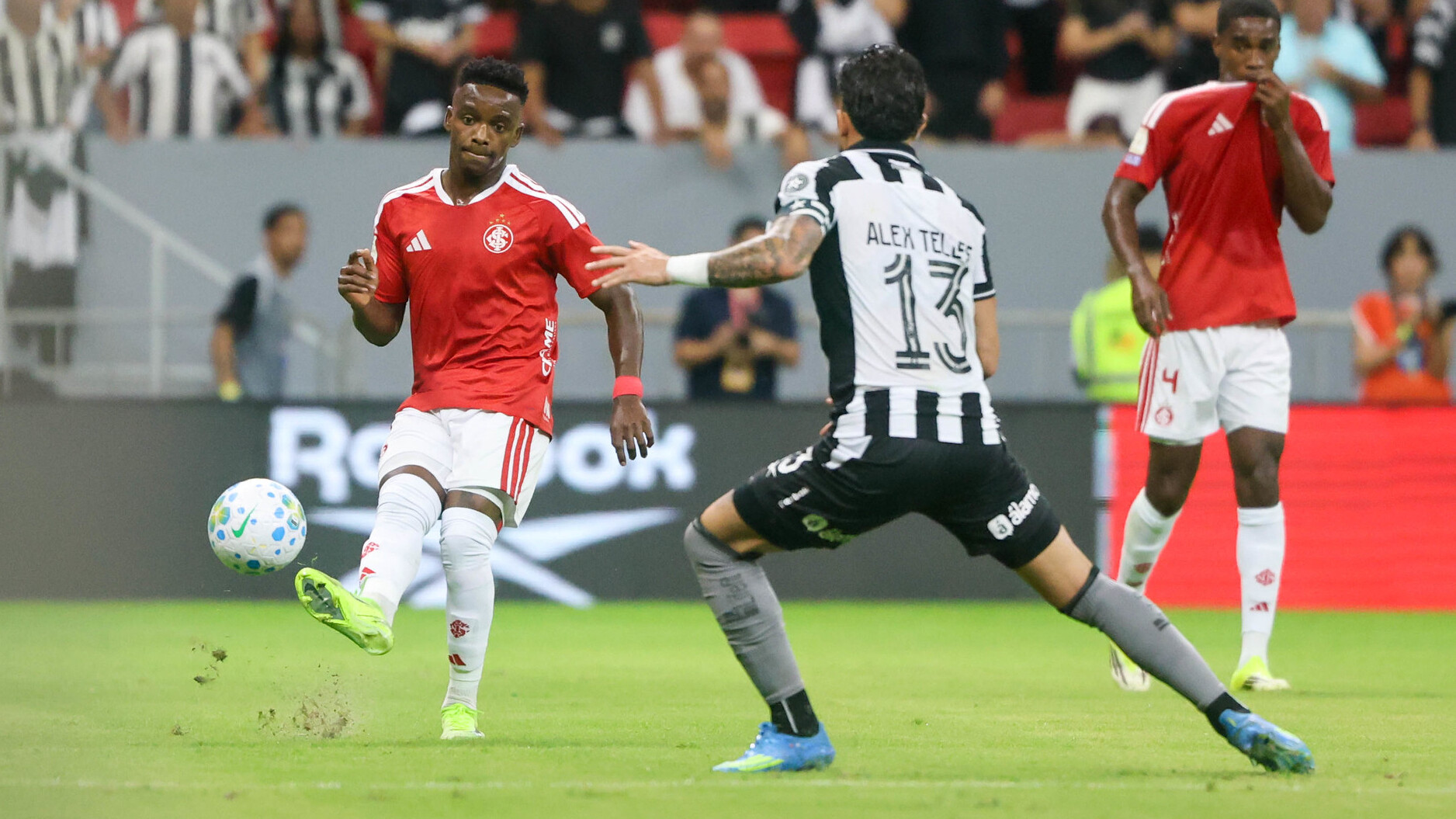 Carbonero e Bernabei marcam e garantem empate do Inter contra o Botafogo