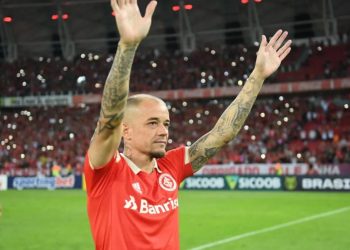 Alessandro recebe homenagem grupo rbs